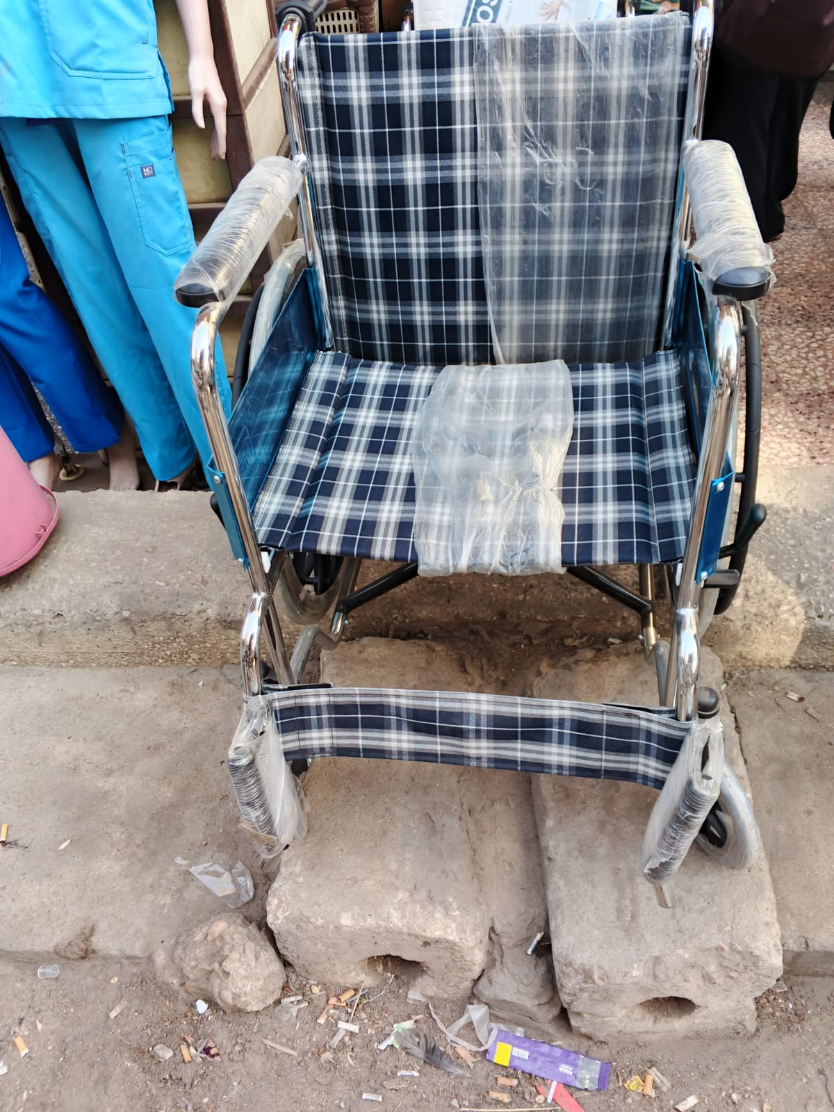 كرسي متحرك استاندر وتر بروف ( يتغسل ) عجل سلك قابل للطي مستورد يستحمل لحد 120 كجم