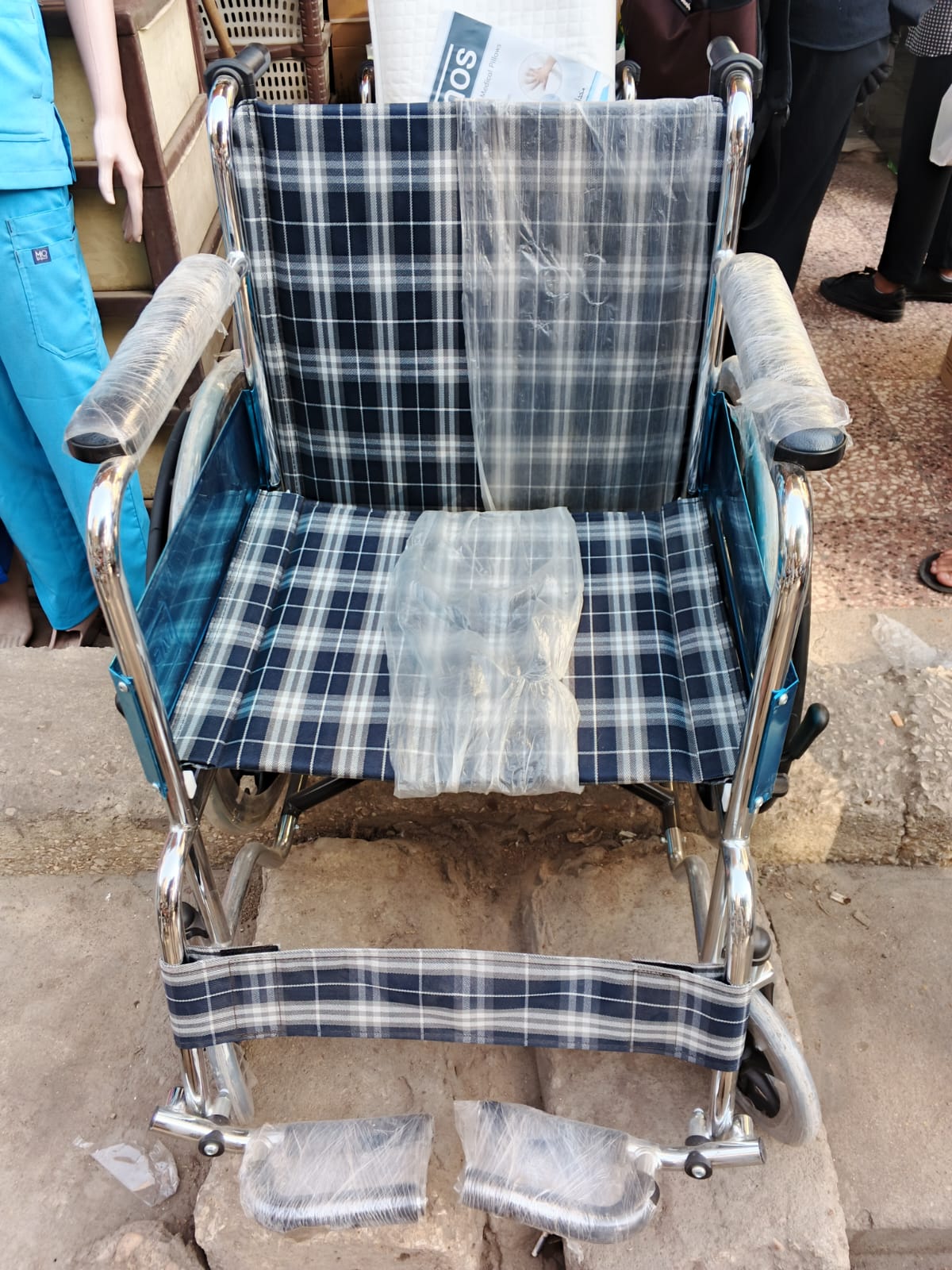 كرسي متحرك استاندر وتر بروف ( يتغسل ) عجل سلك قابل للطي مستورد يستحمل لحد 120 كجم