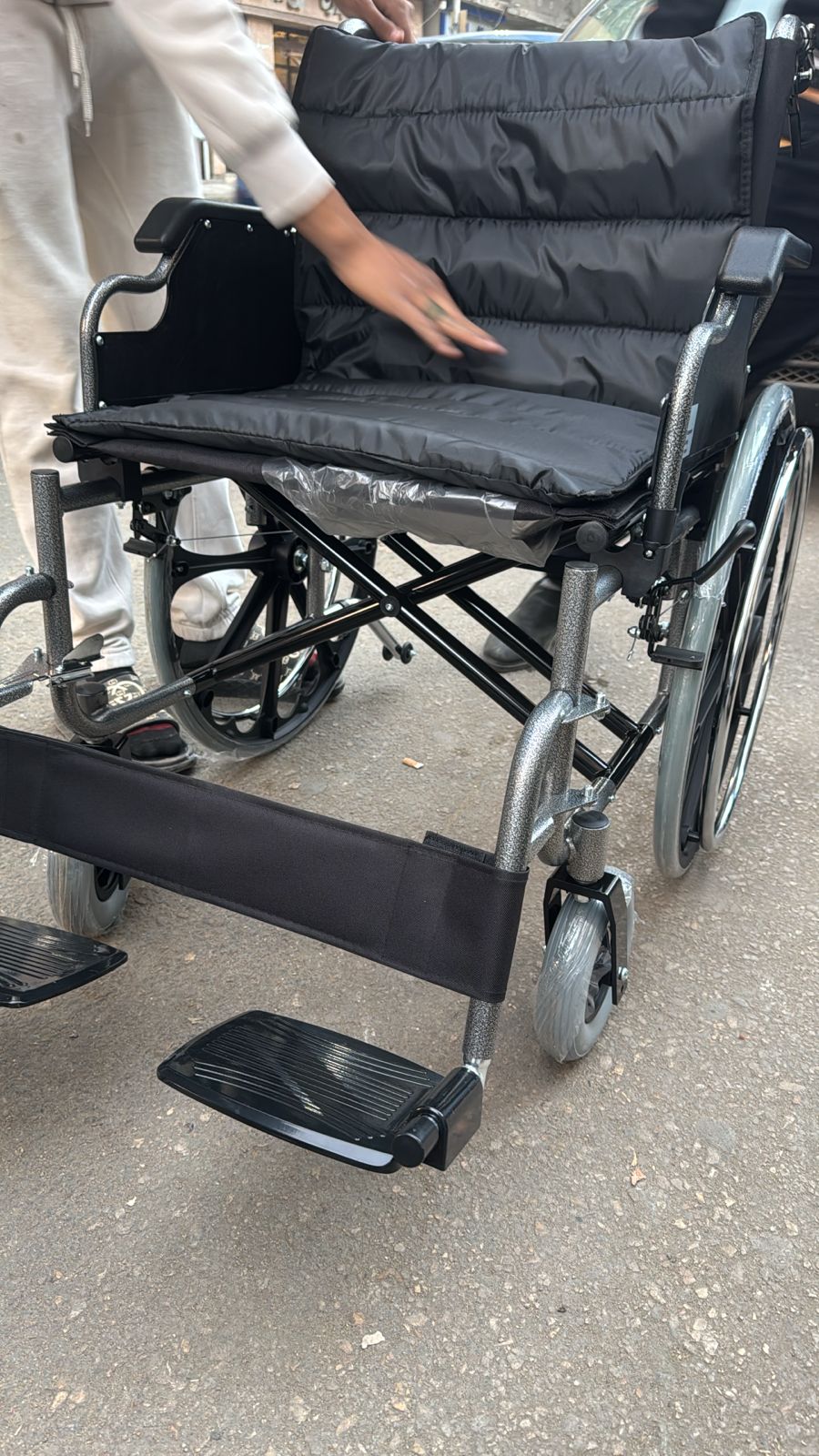 كرسي متحرك استاندر وتر بروف ( يتغسل ) عجل سلك قابل للطي مستورد يستحمل لحد 200 كجم