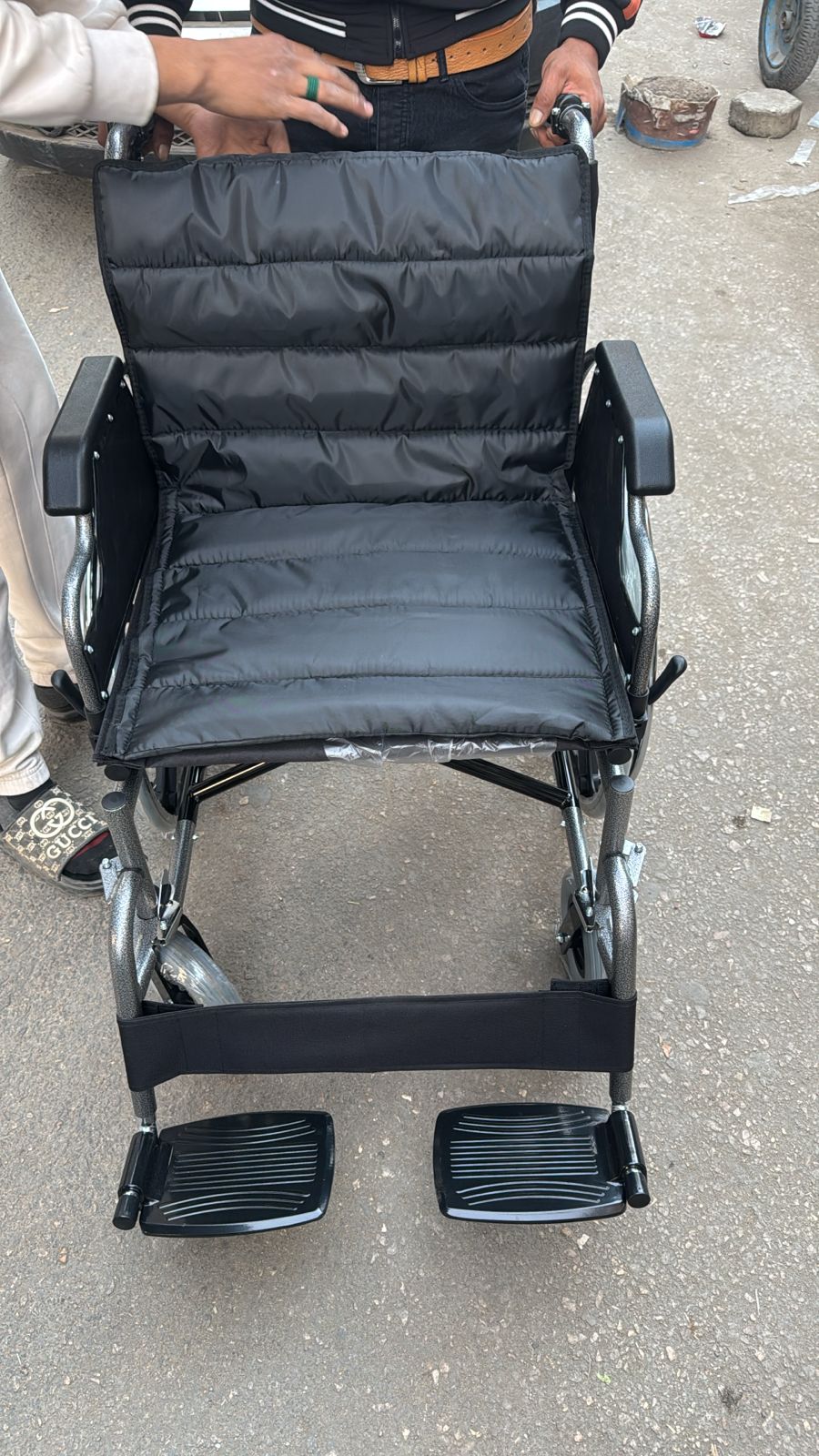 كرسي متحرك استاندر وتر بروف ( يتغسل ) عجل سلك قابل للطي مستورد يستحمل لحد 200 كجم